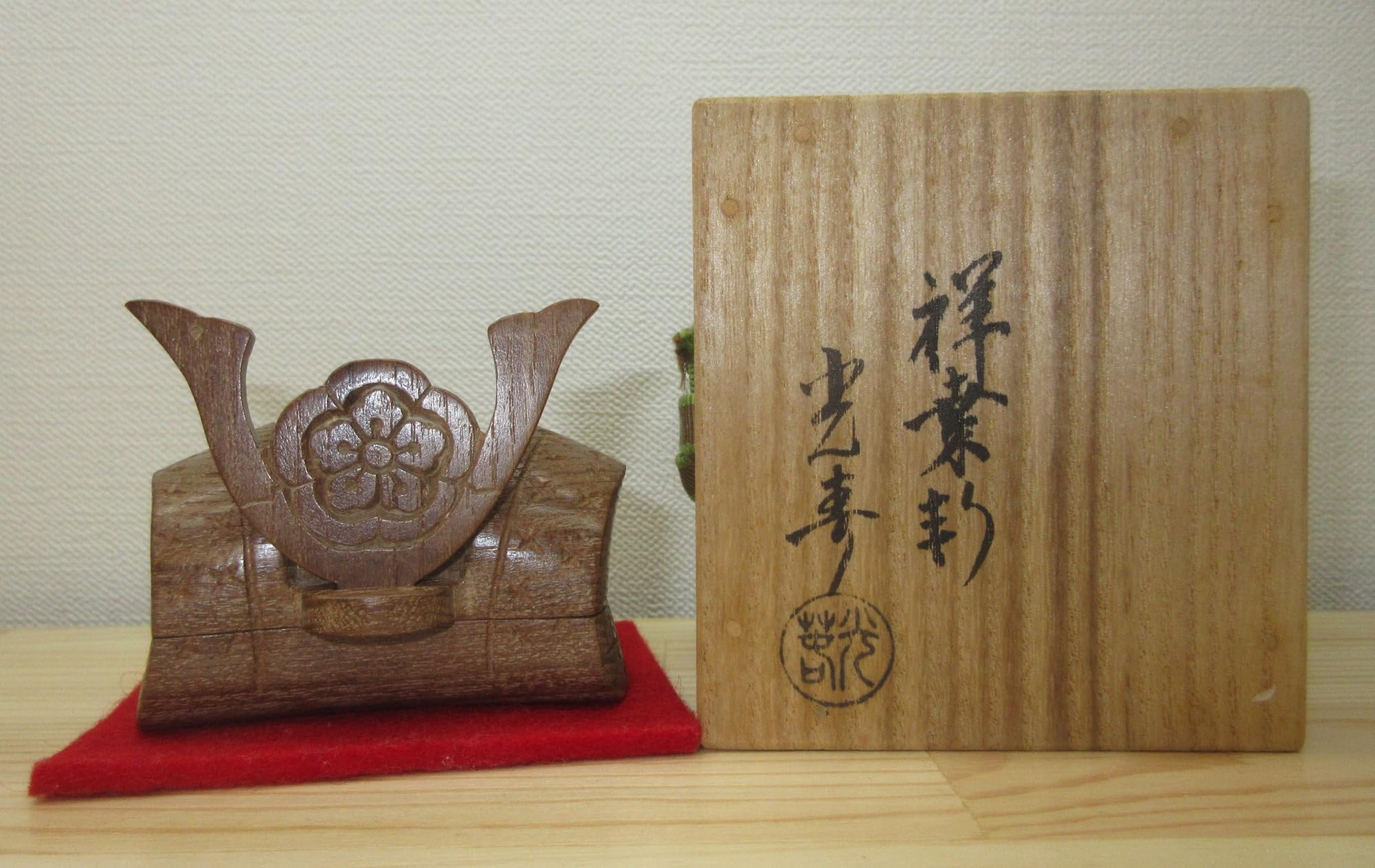 送料込【逢絢亭】茶道具 香合 桑地 兜の形 内金箔塗 木製 川本光春 共箱入り Amazon｜ノーブランド品【逢絢亭】茶道具香合桑地兜の形内金箔塗